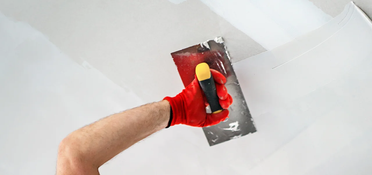 Handwerker verputzt die Decke im Innenraum - Handwerker verputzt die Decke im Innenraum